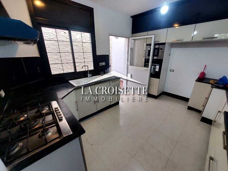 Villa S+3 avec piscine à la Soukra 